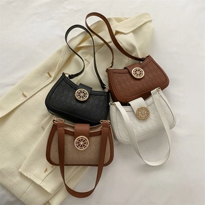 Sac sous le bras matelassé pour femme en quatre couleurs avec ferrures dorées rétro