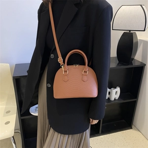 Bolso tipo concha color camello con efecto cocodrilo y cremallera dorada elegante
