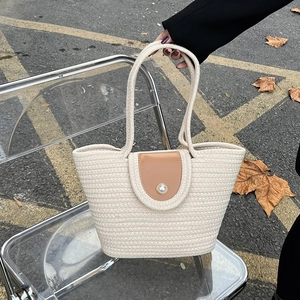 French Vintage Woven Tote Bag Artificial Pearl Buckle PU Leather Flap Straw Shoulder Bag For Women Pastoral Style Daily Bucket Bag
