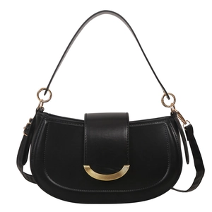 Zwarte zadeltas voor dames met gouden gesp en een gladde leren afwerking voor crossbody
