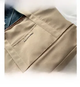 Gros plan du sac fourre-tout en toile avec garniture en cuir et logo Meixiaomei