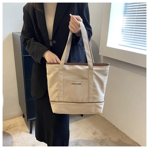 Détail du sac fourre-tout en toile avec bordure marron et logo MEIXIAOMEI décontracté