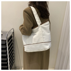 Sac fourre-tout en toile avec bordure marron et bandoulières pour usage quotidien