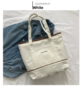 Sac fourre-tout en toile blanche avec garniture en cuir marron et poche latérale chic