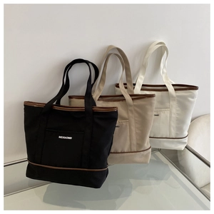 Comparaison détaillée de trois sacs cabas en toile noir, beige et blanc avec bordure en cuir
