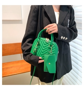 Détail du sac à main matelassé vert citron avec garniture dorée et petite pochette