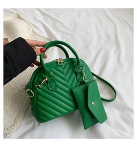 Détail d'un sac à main matelassé vert vif avec un mini porte-monnaie et fermeture dorée