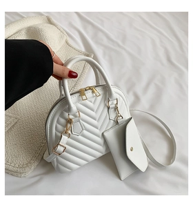 Vue latérale du sac à main matelassé blanc avec zips dorés et porte-monnaie assorti