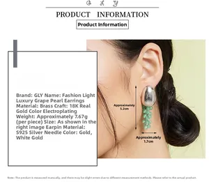 Vue détaillée des boucles d'oreilles grappe avec dimensions et laiton plaqué or 18 carats