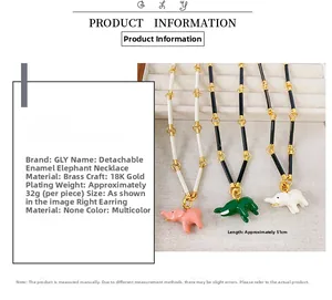 Détails des pendentifs éléphants en émail sur une chaîne à maillons bambou dorée