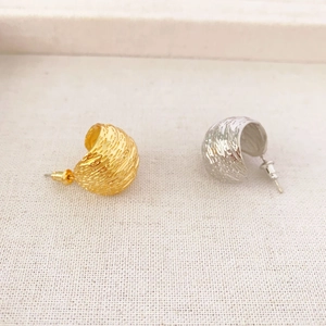 Chic 18K gold and silver plated C-shaped earrings with hammered brushed metal texture