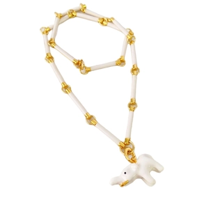 Collier chaîne bambou avec pendentif éléphant en émail blanc et finition dorée