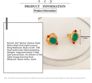 Détail de bagues en laiton plaqué or 18K avec cristaux vert émeraude de style vintage