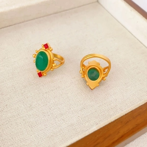 Bagues vintage dorées avec pierres vert émeraude et cristaux rouges au style de cour