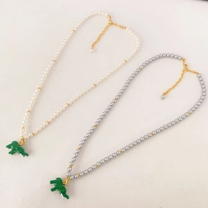 Collier de perles tendance avec pendentif crocodile en émail vert et fermoirs dorés