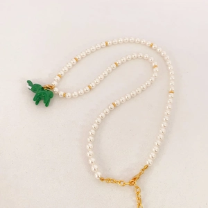 Collier de perles élégant avec pendentif éléphant en émail vert et détails dorés