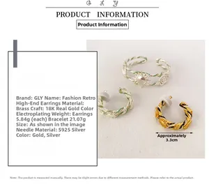 Détail des boucles d'oreilles tressées en forme de C et du bracelet assorti plaqué or 18K