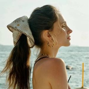 Foulard cheveux crème avec broderie soleil dorée et boucles d'oreilles torsadées de plage