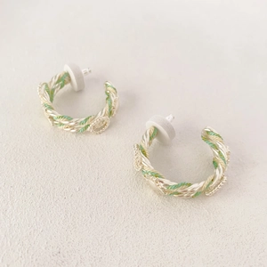 Boucles d'oreilles créoles tressées en forme de C vert menthe et or avec clou en argent 925