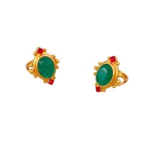 Bague vintage dorée avec cristal émeraude ovale et détails de rubis chic