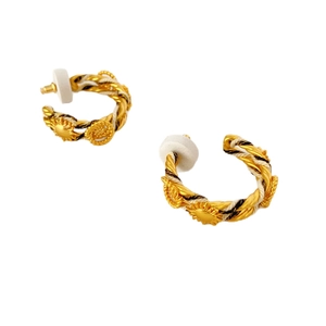 Boucles d'oreilles dorées tressées avec fils noir et blanc et motifs soleil