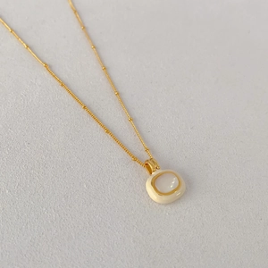 Elegante 18K vergoldete Satellite-Halskette mit einem weißen quadratischen Anhänger