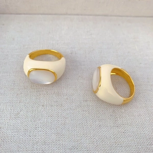 Retro vergoldetes Ring-Set mit cremefarbener Emaille und weißer Perlmutt-Einlage