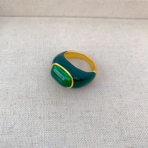 Detail eines vergoldeten Vintage-Rings mit Malachit-Stein und smaragdgrüner Emaille