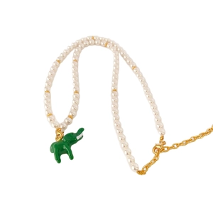 Collier de perles tendance avec pendentif éléphant en émail vert et détails dorés