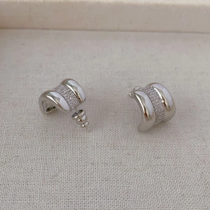 Orecchini a lobo a C argentati con micro-pavé di zirconi e chiusura a farfalla sul retro