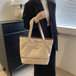 Sac fourre-tout en toile beige chic avec bordure en cuir marron et logo de marque