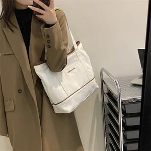 Sac fourre-tout en toile minimaliste avec garniture en cuir marron et bandoulière chic