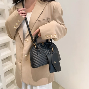 Sac à main noir matelassé avec pochette suspendue et détails en métal doré élégant