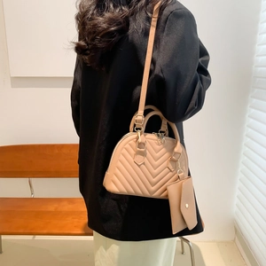 Sac à main matelassé beige avec texture en V et mini pochette pour femmes