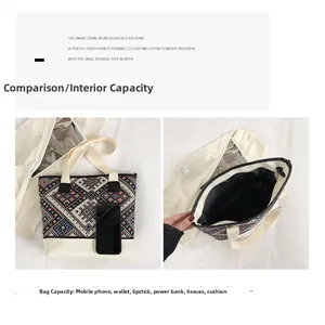 Vue détaillée du sac cabas tissé ethnique montrant la capacité interne à côté d'un téléphone