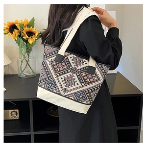 Gros plan d'un sac seau bohème en toile tissée dans un décor d'intérieur chic