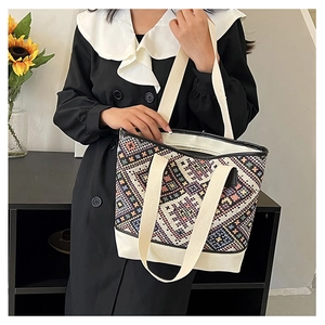 Vue détaillée d'un sac cabas ethnique en toile tissée avec des motifs géométriques