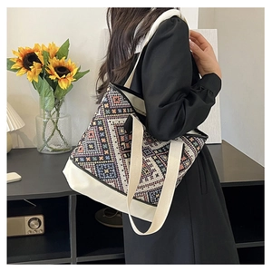 Détail latéral d'un sac cabas ethnique tissé géométrique avec bandoulière en toile