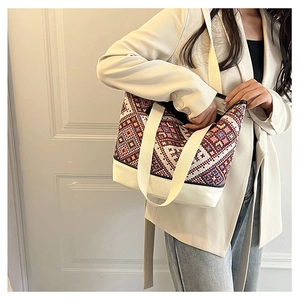 Détail du tissage géométrique ethnique sur le sac seau en toile bicolore