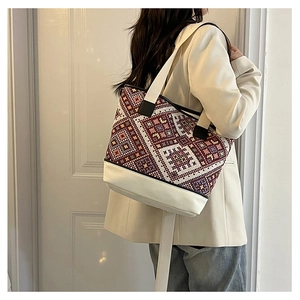 Gros plan détaillé sur le tissage jacquard ethnique du sac seau en toile rétro