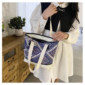 Vue détaillée du tissu géométrique ethnique et de la bordure beige de ce sac cabas