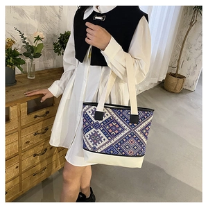 Détail du sac seau en toile ethnique montrant les motifs géométriques et la texture
