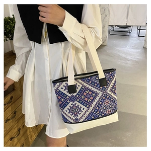 Vue détaillée du motif tissé géométrique en losange sur un sac seau en toile rétro