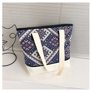 Détail du sac seau en toile à motif géométrique losange avec texture tissée ethnique