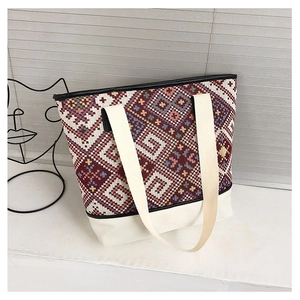 Vue détaillée du motif ethnique tissé et de l'épissage de toile du sac seau