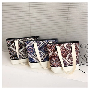 Vue détaillée des sacs cabas en toile avec motifs ethniques et anses contrastées