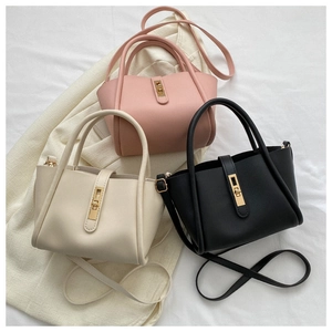 Drie elegante emmertassen in roze, wit en zwart met metalen draaisluiting detail