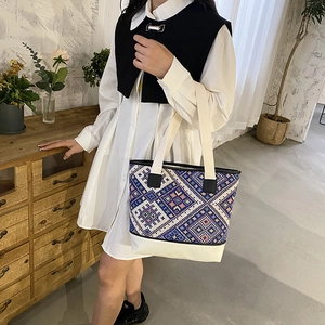 Sac seau ethnique en toile avec motif géométrique et large bandoulière pour femme