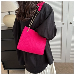 Detailed hot pink felt tote bag with crocodile pattern and golden metal chain strap