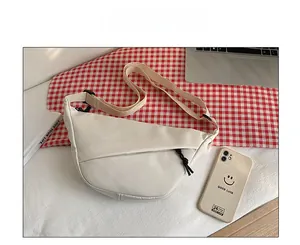 Gros plan détaillé d'un sac à bandoulière en nylon crème dans un décor de style de vie